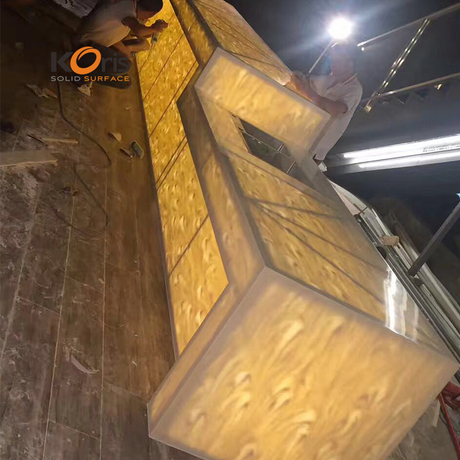 แถบพื้นผิวทึบโปร่งแสงท็อปส์ซูแผ่นหินเทียมเคาน์เตอร์พื้นผิวแข็งอะคริลิก